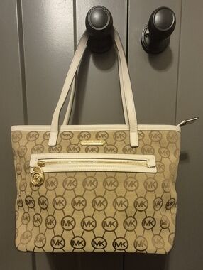 Michael Kors Kempton MK Signature Vanilla PVC Tote Bag Large Zip Top